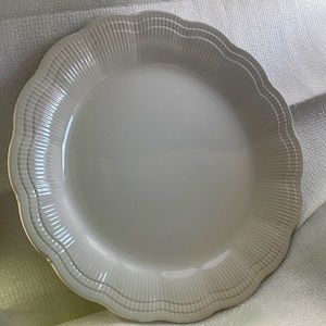 Mikasa Allura 12 inch chop plate. DH 900 White